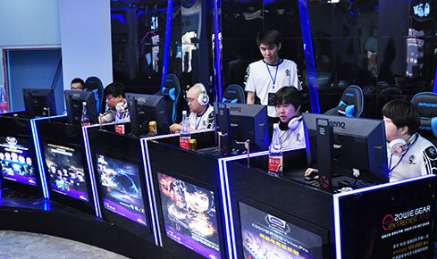 双线作战的 双线作战的